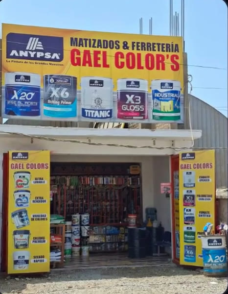 Antes: fachada de la ferretería con su letrero anterior